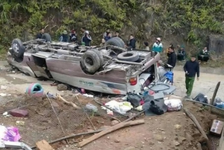 Lật xe chở đoàn thiện nguyện, 9 người tử vong