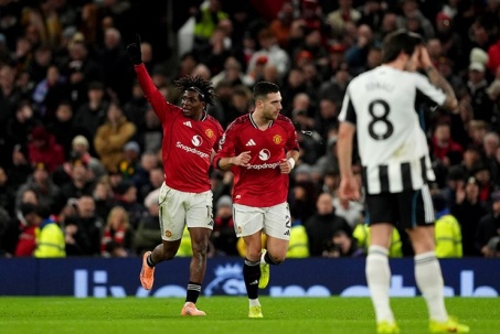 Nóng bảng xếp hạng Ngoại hạng Anh: MU vượt mặt Liverpool, áp sát top 4