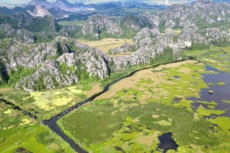 'Vịnh không sóng' đẹp như tranh ở Ninh Bình, du khách ngồi thuyền ngắm tận đáy