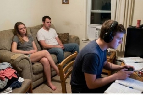 Bất tiện đủ điều khi sống cùng em chồng