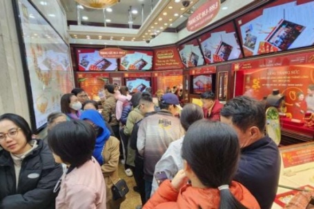 Giá vàng hôm nay mới nhất (27/12): Vàng nhẫn tăng mạnh, người mua xếp hàng chật kín cơ sở vàng