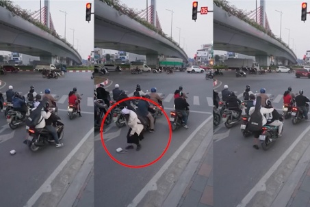 Clip: “Vợ nhặt” phiên bản đường phố, cô gái vô tư lên nhầm xe người lạ