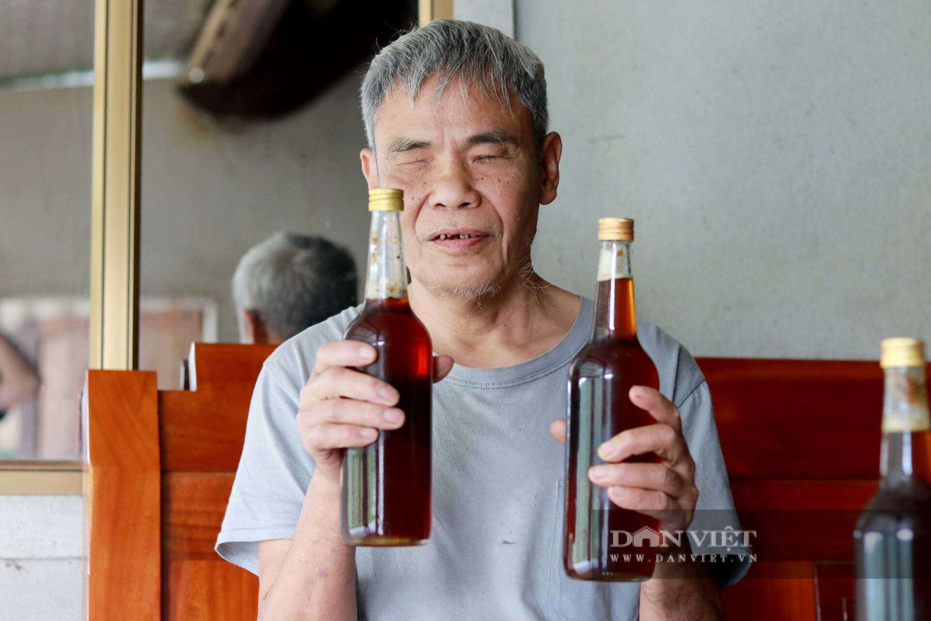 Nhờ công việc nuôi ong, ông Học có thể duy trì cuộc sống và trang trải chi phí điều trị bệnh cho vợ. Ảnh: PV