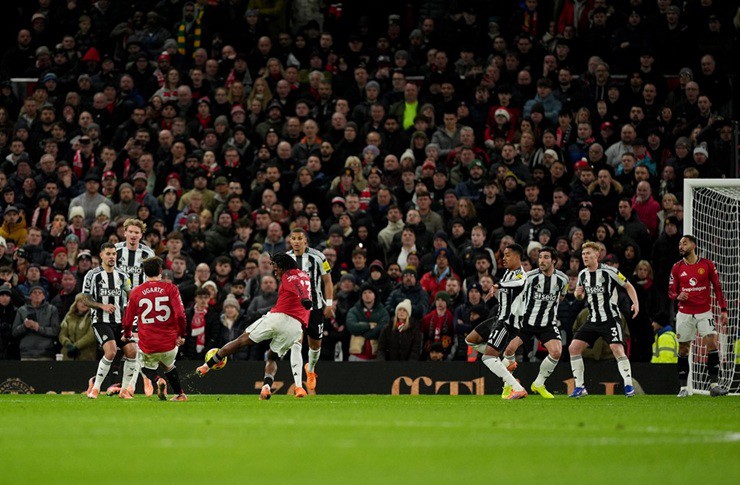 Dorgu ghi siêu phẩm vô lê kiểu Zidane tung lưới Newcastle, "mở tài khoản" cho MU - 1