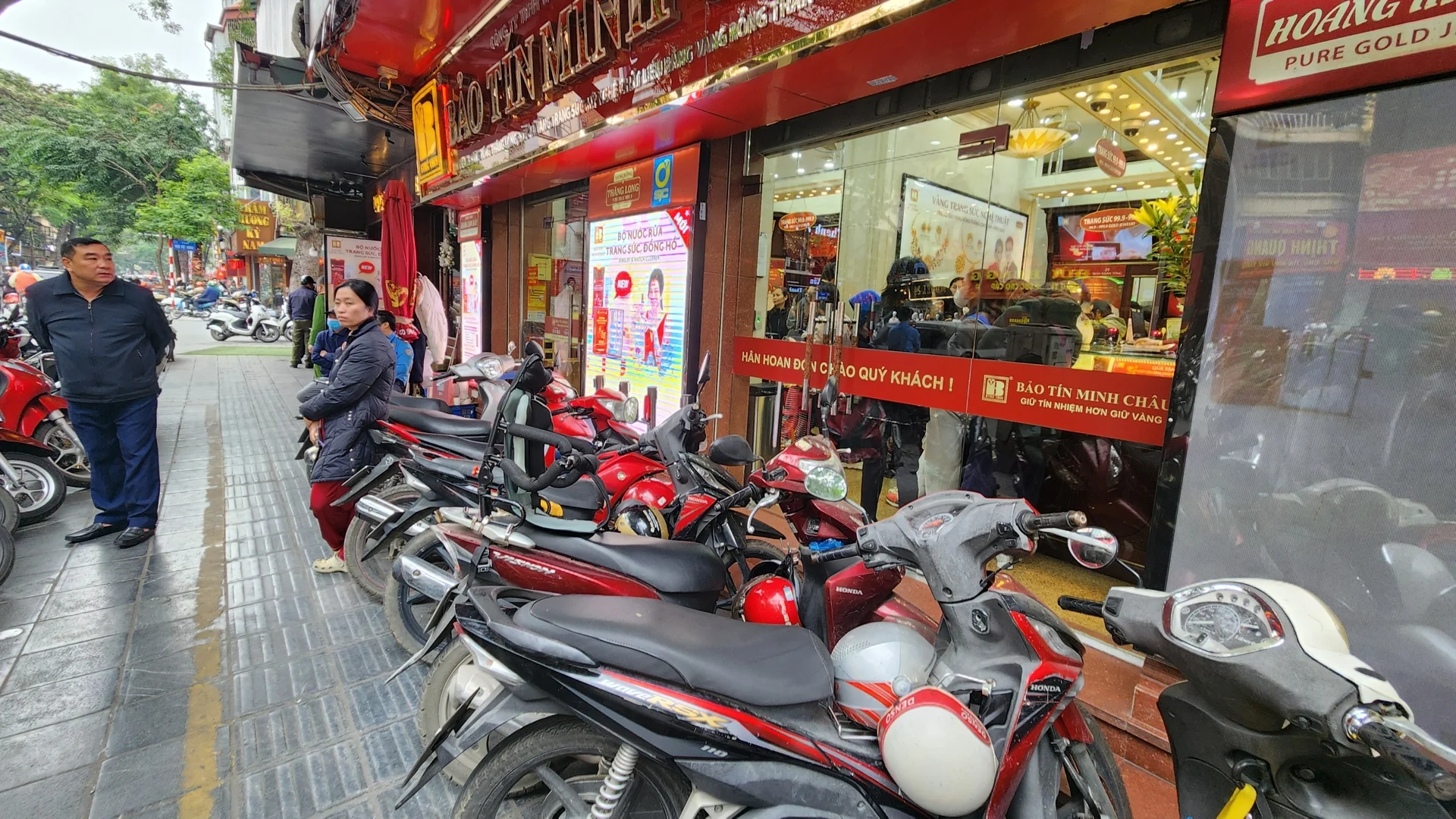 Số lượng người dân mua vàng tăng vọt trong những ngày gần đây do giá vàng tăng cao.&nbsp;Ảnh: Thái Nguyễn