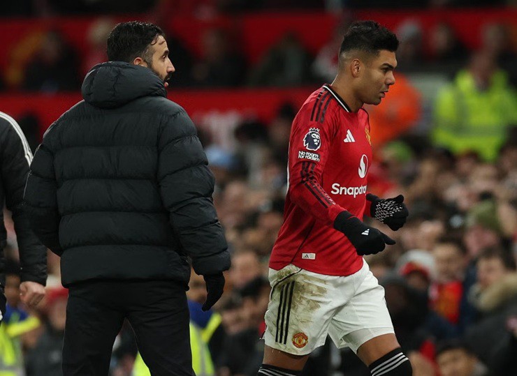 Casemiro tỏ ra sững sờ khi bị thay ra nhưng các cầu thủ dự bị của HLV Amorim đã hoàn thành nhiệm vụ