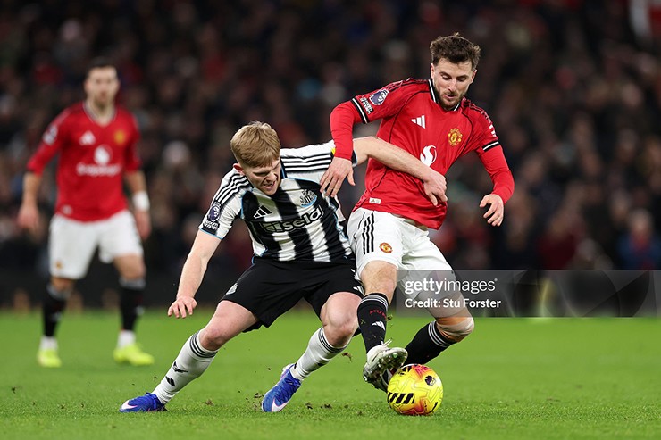 Mason Mount rời sân ngay sau hiệp một, để lại nỗi lo lớn cho MU về tình hình lực lượng