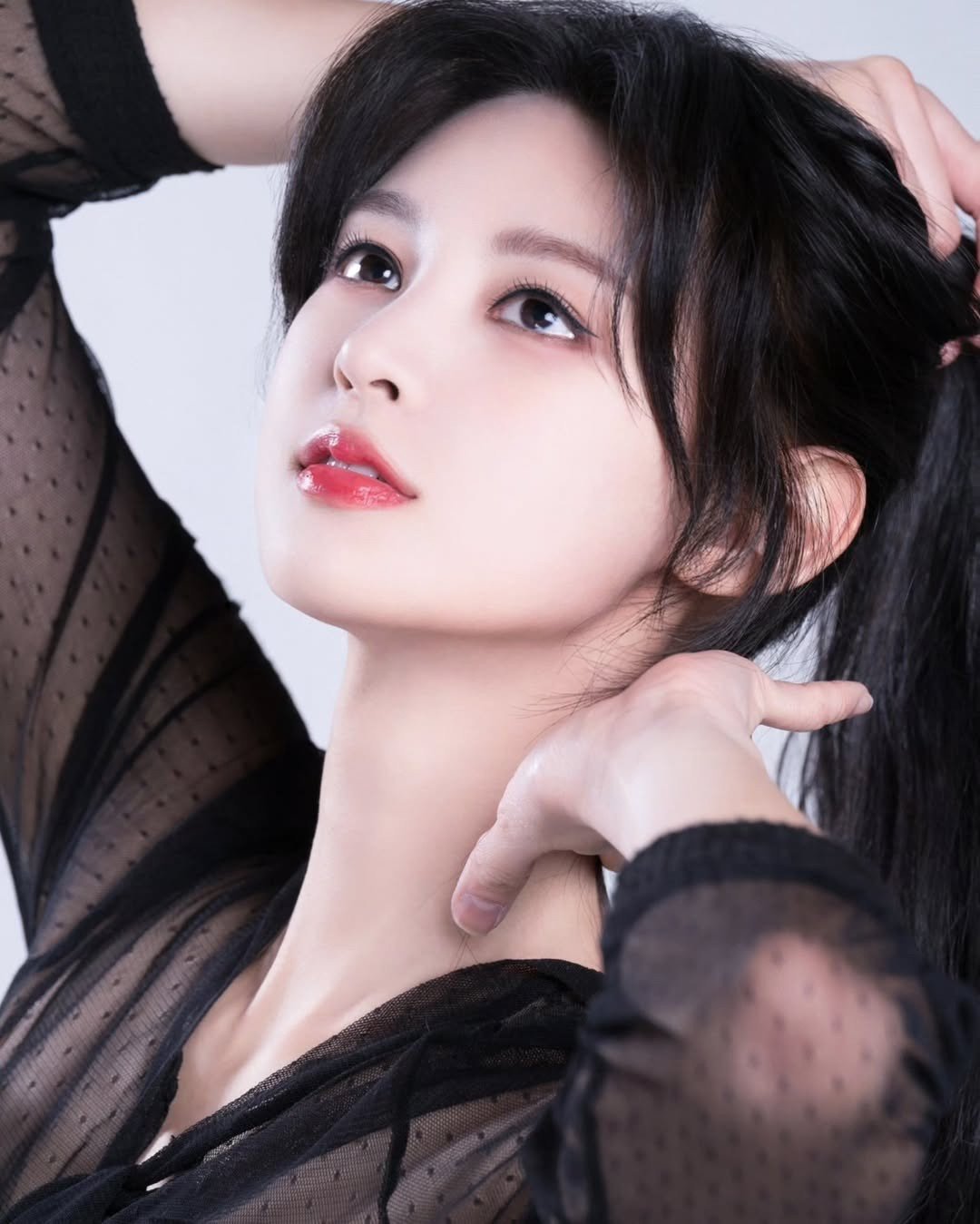 Người đẹp có gương mặt hài hòa, làn da trắng sáng mịn màng. Vẻ đẹp của cô được nhận xét phù hợp với đấu trường Hoa hậu Thế giới hơn là Hoa hậu Hoàn vũ.