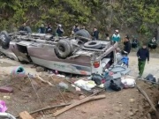 Lật xe chở đoàn thiện nguyện, 8 người tử vong