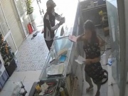 Video đối tượng vờ mua hàng để cướp iPhone 15 Pro Max