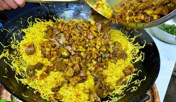 Đặc sản Huế chế biến kiểu lạ cùng lòng lợn, màu sắc bắt mắt, vị thơm ngon - 1