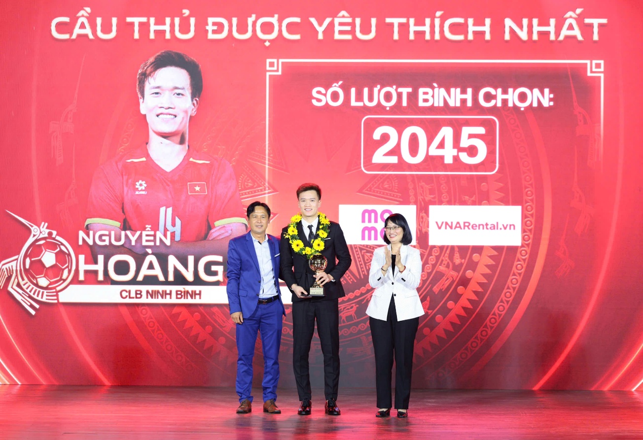 Đại sứ Thương hiệu LPBank Hoàng Đức nhận giải Cầu thủ được yêu thích nhất 2025