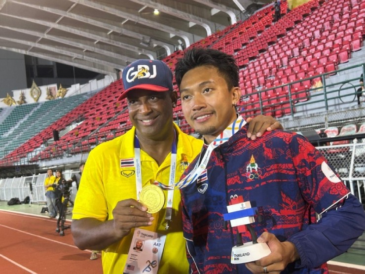 Puripol không ra "yêu sách" cho cá nhân, anh muốn&nbsp;HLV Bradley (áo vàng) tiếp tục ở lại&nbsp;