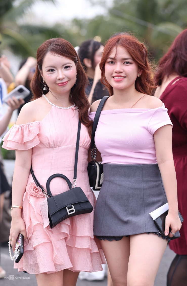 Chany Trang (trái) - fan của ca sĩ buitruonglinh - cho biết mất khoảng hai tiếng để trang điểm. Cô đính nhiều hình ngôi sao, cánh bướm lên má, kết hợp phong cách trang điểm kẹo ngọt.