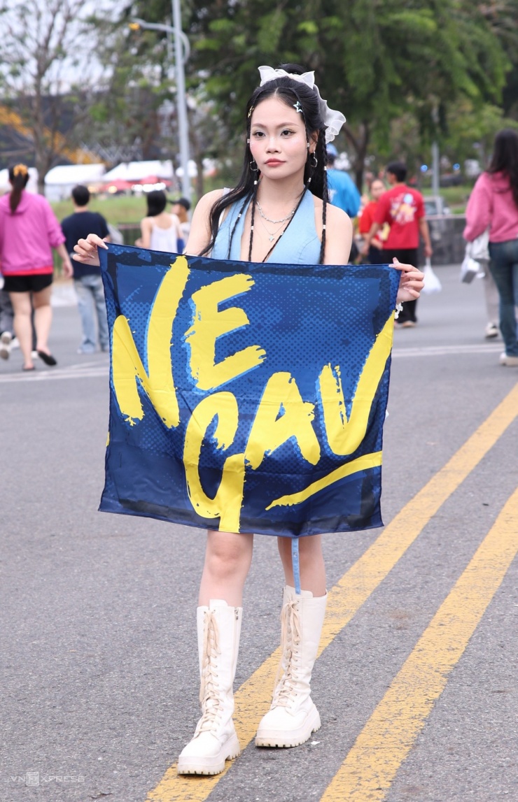 Công Dung, 25 tuổi, đánh nhũ ở mắt, sống mũi. Cô nói trông chờ quán quân Negav xuất hiện trên sân khấu cùng 29 "anh trai", được nghe các bản hit. Theo dõi Negav bắt đầu từ mùa hai, cô ấn tượng với sự trưởng thành của rapper so với mùa đầu tiên.