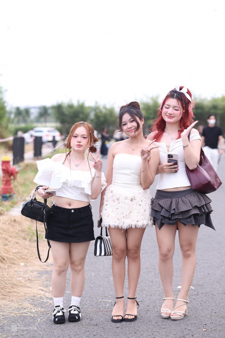 Minh Nguyệt (phải), 19 tuổi và nhóm bạn là fan Sơn.K. Cô nói hài lòng về kết quả khi ca sĩ ghi tên vào đội hình Best5 cuối cùng của show. "Là tân binh nhưng ca sĩ cho khán giả thấy nỗ lực và tiềm năng để đi đường dài với nghề", cô nhận xét.