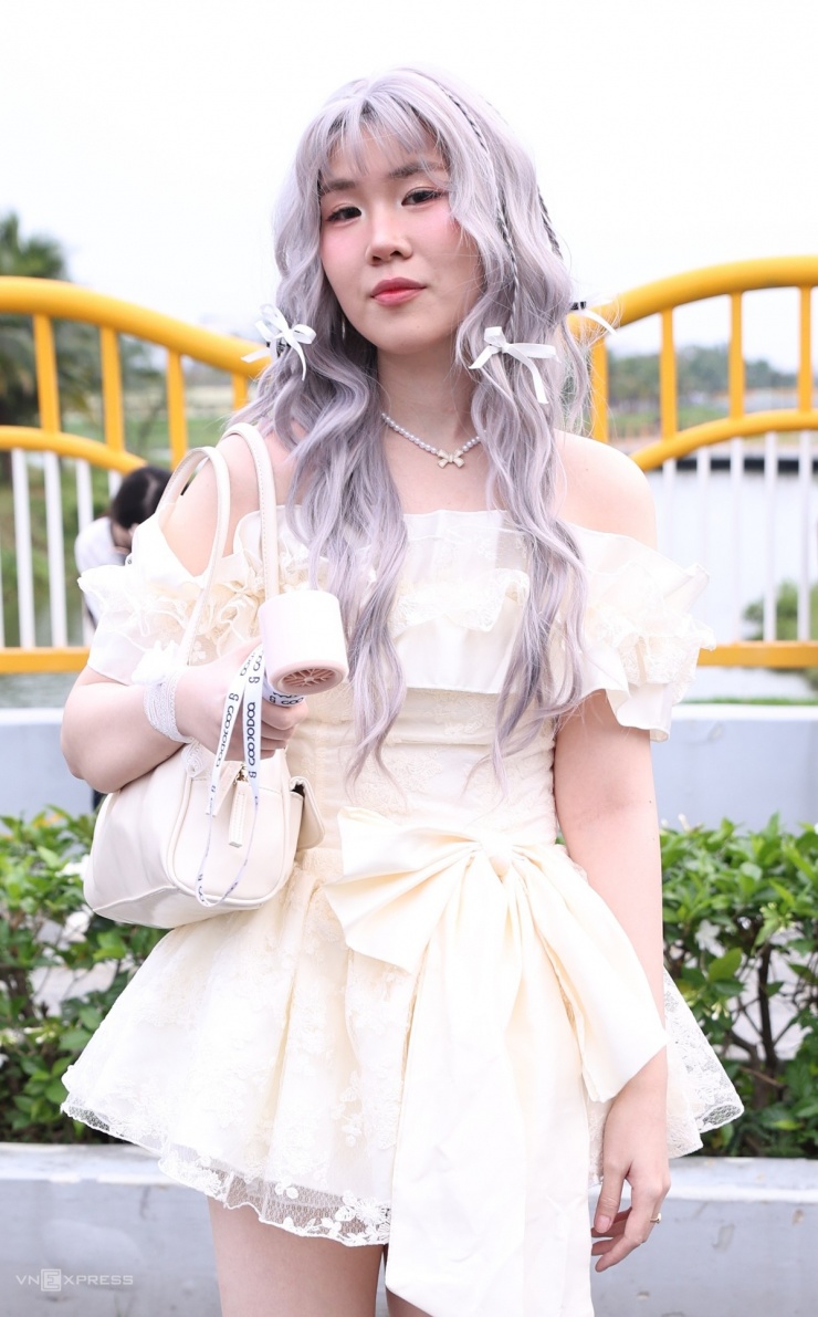 Một fan diện đầm ren gắn nơ bản to và phụ kiện đồng điệu ở tóc.