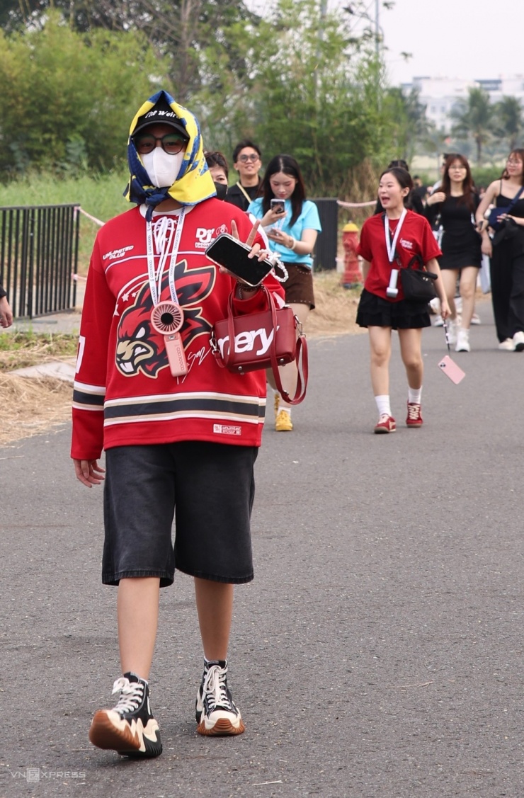 Nhiều fan chọn mốt trùm khăn "bà thím" gây sốt, từng được G-Dragon lăng xê.