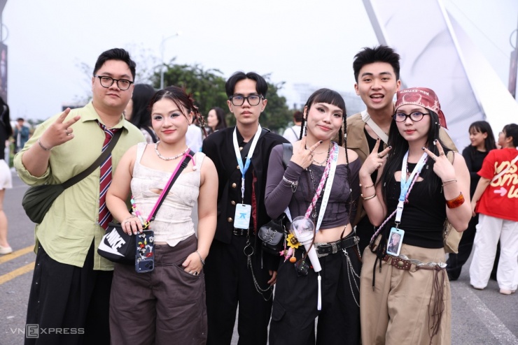 Trước khi chương trình diễn ra, thời tiết có gió nhẹ, khí trời mát mẻ.