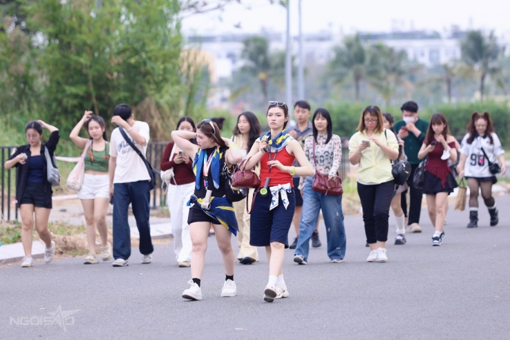 Khán giả diện trang phục gợi cảm xem concert 'Anh trai say hi' - 1