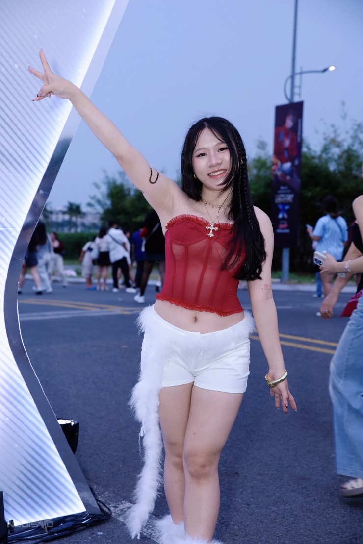 Kim Anh, sinh viên tại TP HCM, dành gần một tháng để chuẩn bị trang phục. Cô chọn áo corset cúp ngực, chân váy ngắn phối thắt lưng và boots lông vũ mua trên sàn thương mại điện tử.