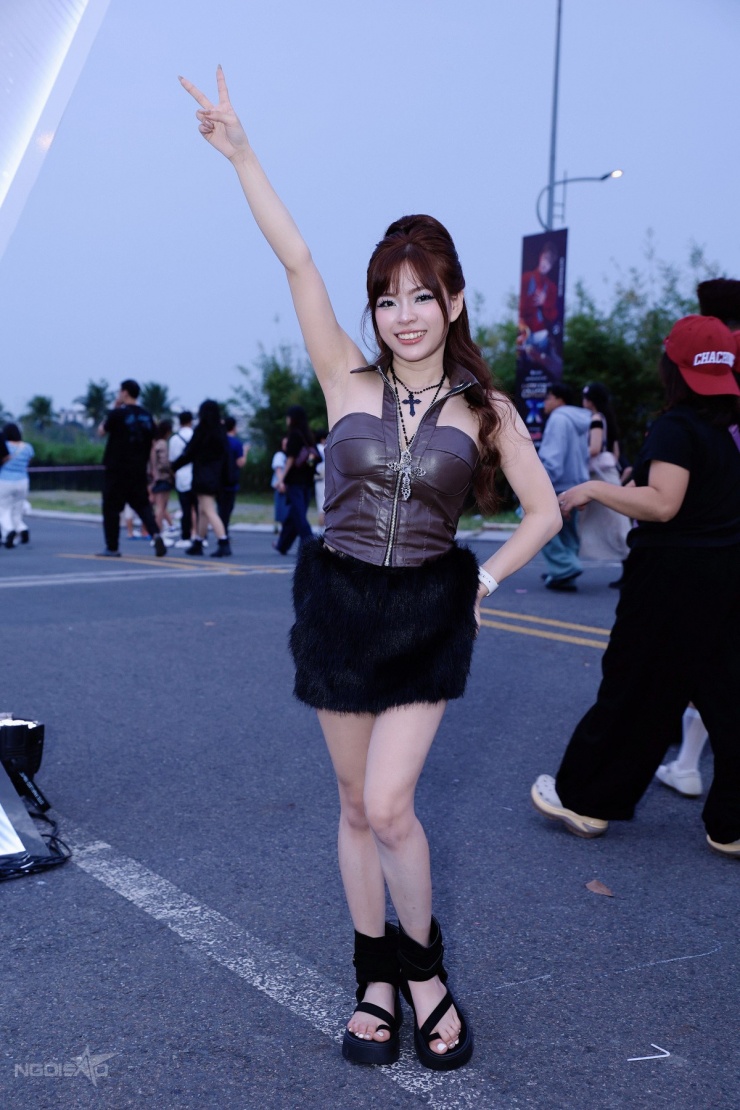 Nguyễn Ngọc Đan Thanh, sinh năm 2001, làm kế toán tại Buôn Ma Thuột, đáp chuyến bay vào TP HCM sáng cùng ngày. Do bận công việc, cô mua trang phục sát giờ bay với tổng chi phí hơn một triệu đồng.