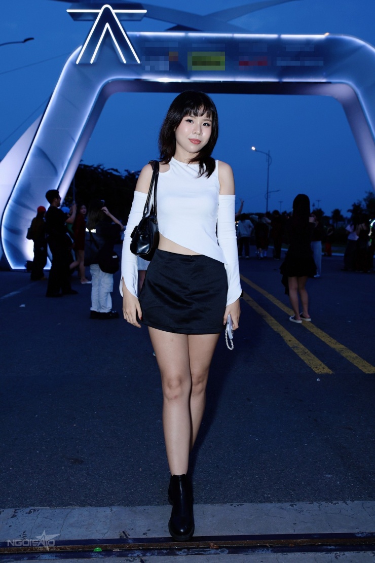 Lê Thái Thiên Uyên, sinh năm 2000, hiện làm bác sĩ thú y, có chiều cao 1,72 m. Cô phối chân váy ngắn với áo cut-out, kết hợp túi và boots da cổ thấp. Uyên mong chờ phần trình diễn của Cody Nam Võ vì ấn tượng với năng lượng và phong cách của anh.