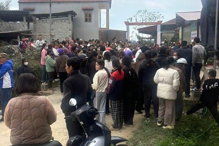 Nhiều người dân theo dõi tại hiện trường vụ việc. Ảnh: Đ.X