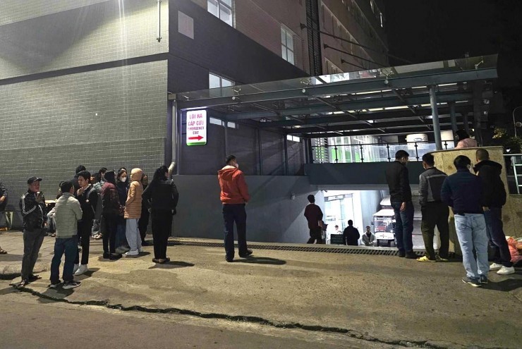 Đêm trắng ngóng tin người thân sau vụ lật xe chở đoàn từ thiện ở Lào Cai