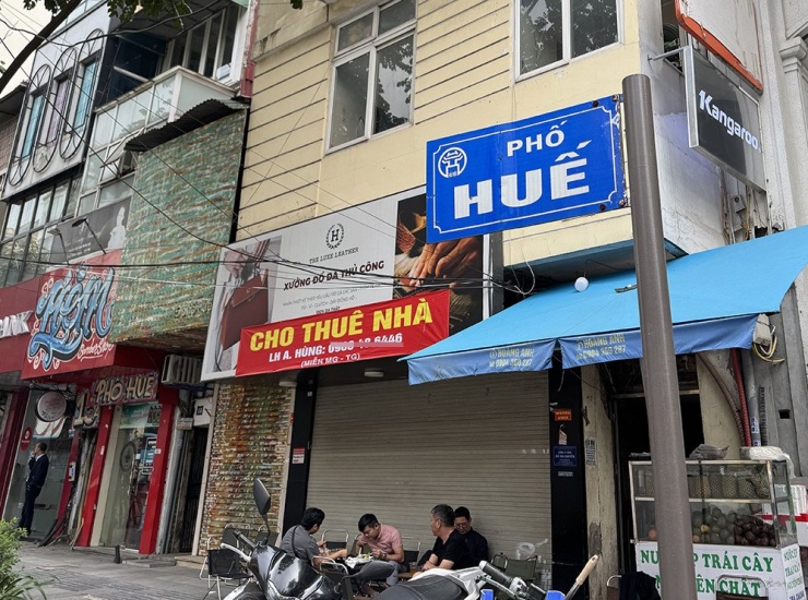Nhiều mặt bằng phố Huế đang treo biển cho thuê. Ảnh: D.A