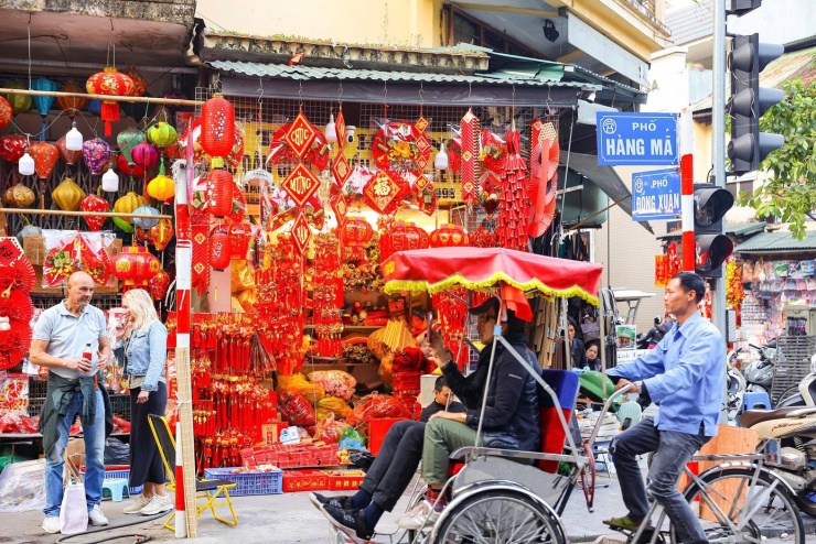 Ngay sau dịp Giáng sinh, phố Hàng Mã (phường Hoàn Kiếm) đã nhanh chóng “thay áo”, tràn ngập đồ trang trí Tết, báo hiệu không khí xuân đang đến sớm giữa lòng Hà Nội.