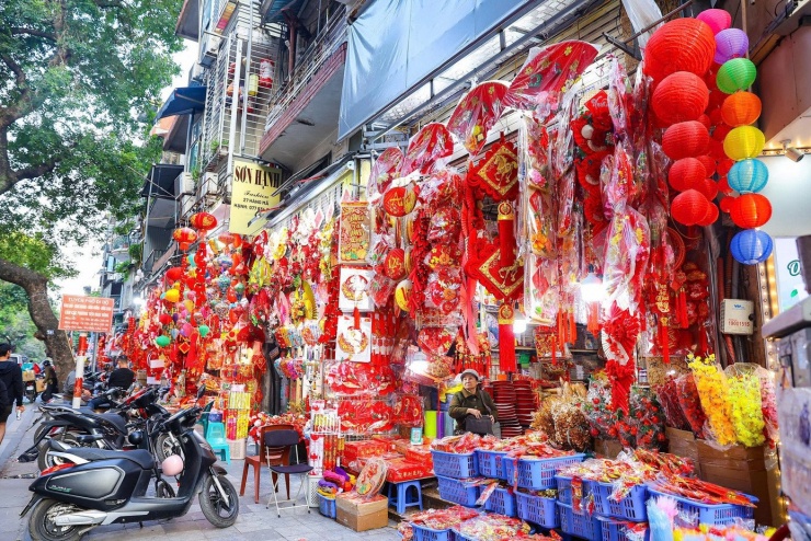 Những cây thông và đồ trang trí Giáng sinh được dỡ xuống, nhường chỗ cho câu đối đỏ, đèn lồng và vật phẩm Tết truyền thống xuất hiện tràn ngập trên phố Hàng Mã.