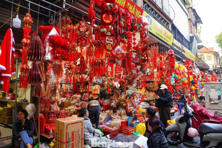 Khách Tây thích thú trải nghiệm không khí Tết sớm trên phố Hàng Mã - 3