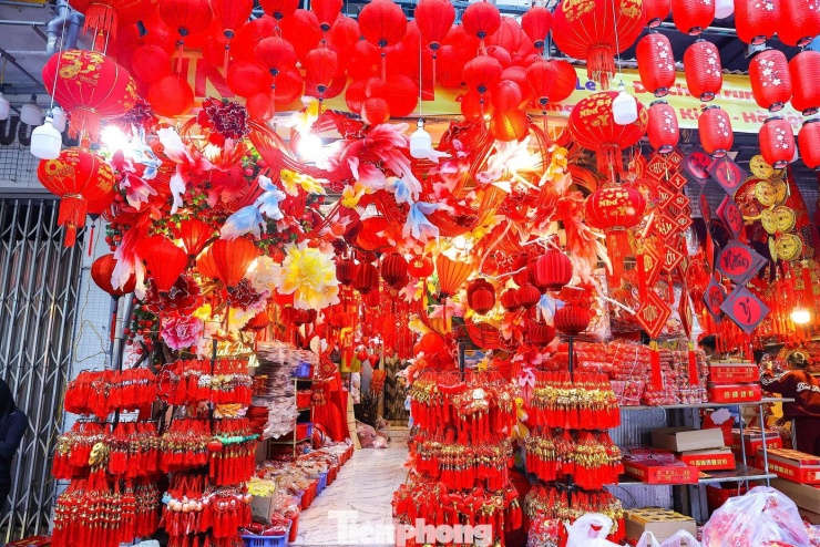 Sắc đỏ chủ đạo phủ kín các cửa hàng, từ bao lì xì, dây treo may mắn đến đèn trang trí, tạo cảm giác Tết đã cận kề dù còn gần 2 tháng nữa mới đến Tết Nguyên đán.