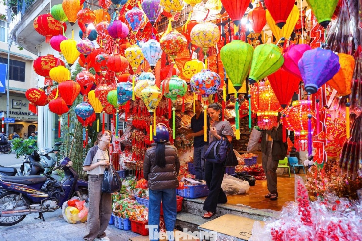 Khách Tây thích thú trải nghiệm không khí Tết sớm trên phố Hàng Mã - 7