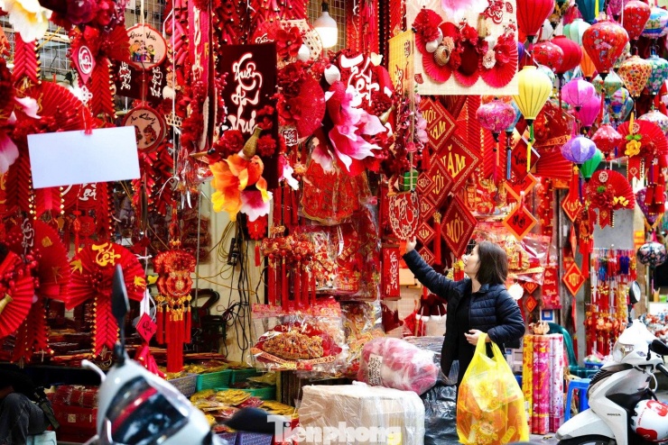 Khách Tây thích thú trải nghiệm không khí Tết sớm trên phố Hàng Mã - 15