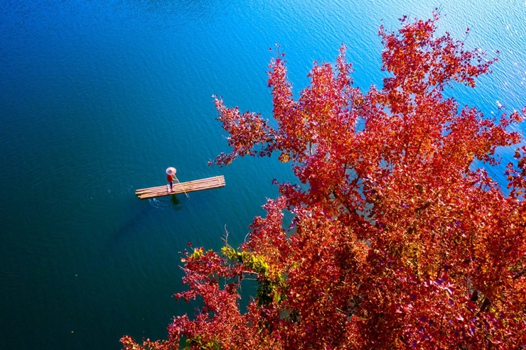 Hồ Bản Viết nằm trên hành trình du lịch đi thác Bản Giốc khoảng 10 km, sau đó rẽ khoảng 3 km đến xóm Bản Viết. Với vẻ đẹp nên thơ, hồ Bản Viết được ví như một tấm gương xanh giữa ngút ngàn núi non.