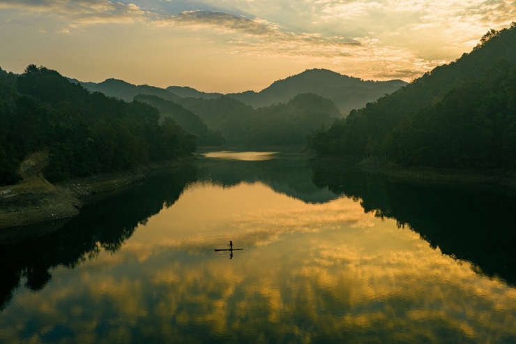Tấm gương ấy liên tục đổi màu khi phản chiếu hình ảnh bầu trời vào nhiều khung giờ trong ngày, từ lúc bình minh cho đến hoàng hôn buông xuống.