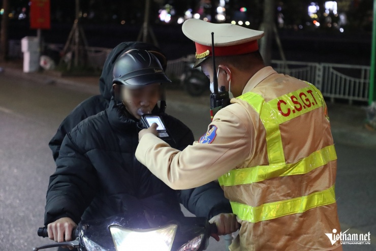 Cảnh sát hóa trang gần nhà hàng, ghi hình tài xế uống rượu bia vẫn lái xe - 4