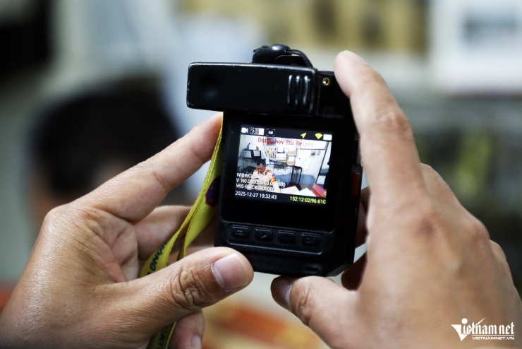 Cảnh sát hóa trang gần nhà hàng, ghi hình tài xế uống rượu bia vẫn lái xe - 2