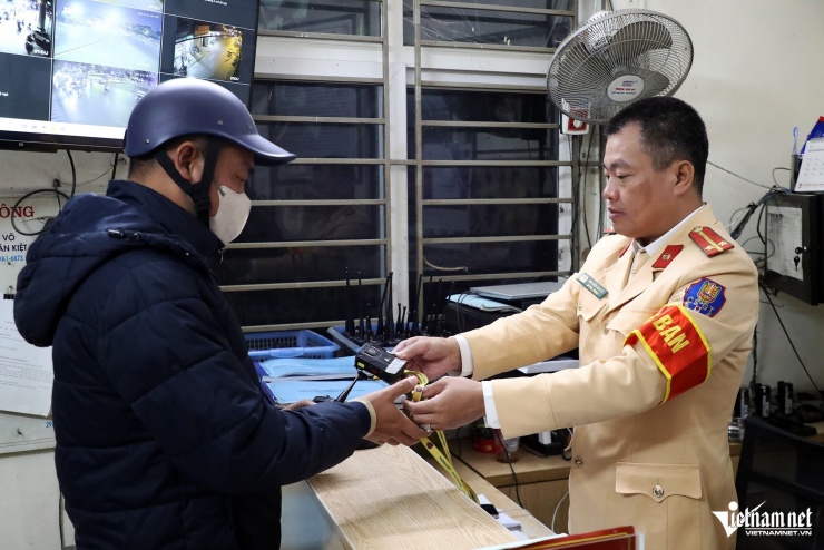 Cảnh sát hóa trang gần nhà hàng, ghi hình tài xế uống rượu bia vẫn lái xe - 1