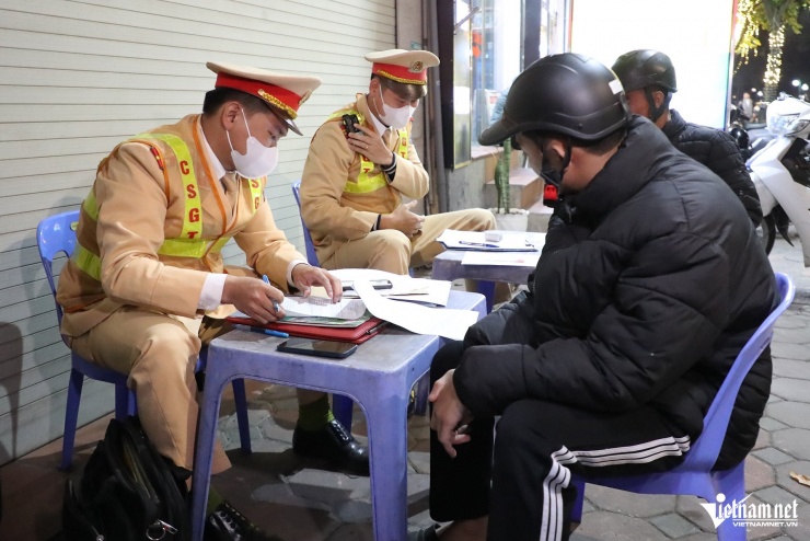 Cảnh sát hóa trang gần nhà hàng, ghi hình tài xế uống rượu bia vẫn lái xe - 5