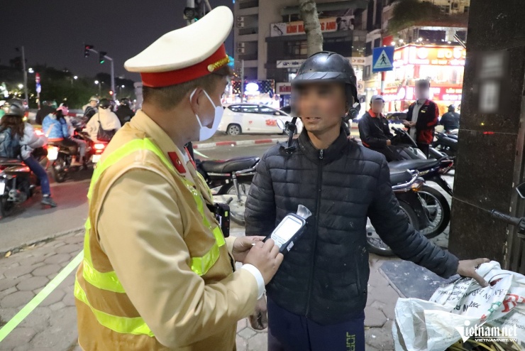 Cảnh sát hóa trang gần nhà hàng, ghi hình tài xế uống rượu bia vẫn lái xe - 6