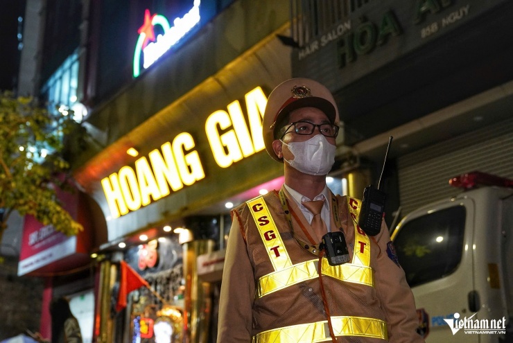 Cảnh sát hóa trang gần nhà hàng, ghi hình tài xế uống rượu bia vẫn lái xe - 7