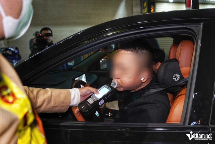 Cảnh sát hóa trang gần nhà hàng, ghi hình tài xế uống rượu bia vẫn lái xe - 10