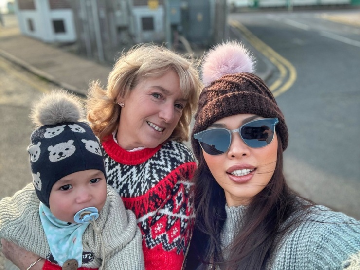 Người mẫu Hà Anh selfie với mẹ chồng khi gia đình cô đón Giáng sinh và năm mới tại London.