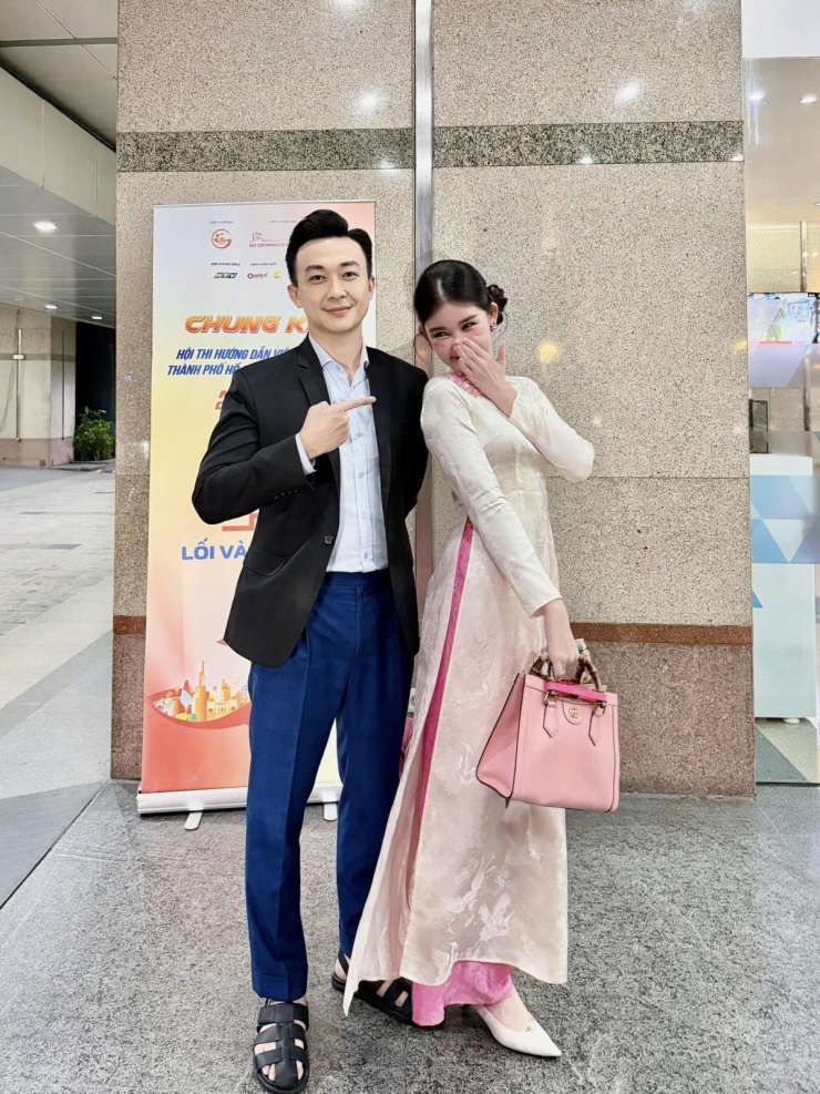 MC Phan Tô Ny chú thích khoảnh khắc bên bà xã Lê Âu Ngân Anh: "Lần đầu ghé thăm chỗ chồng làm việc nên có chút e thẹn".