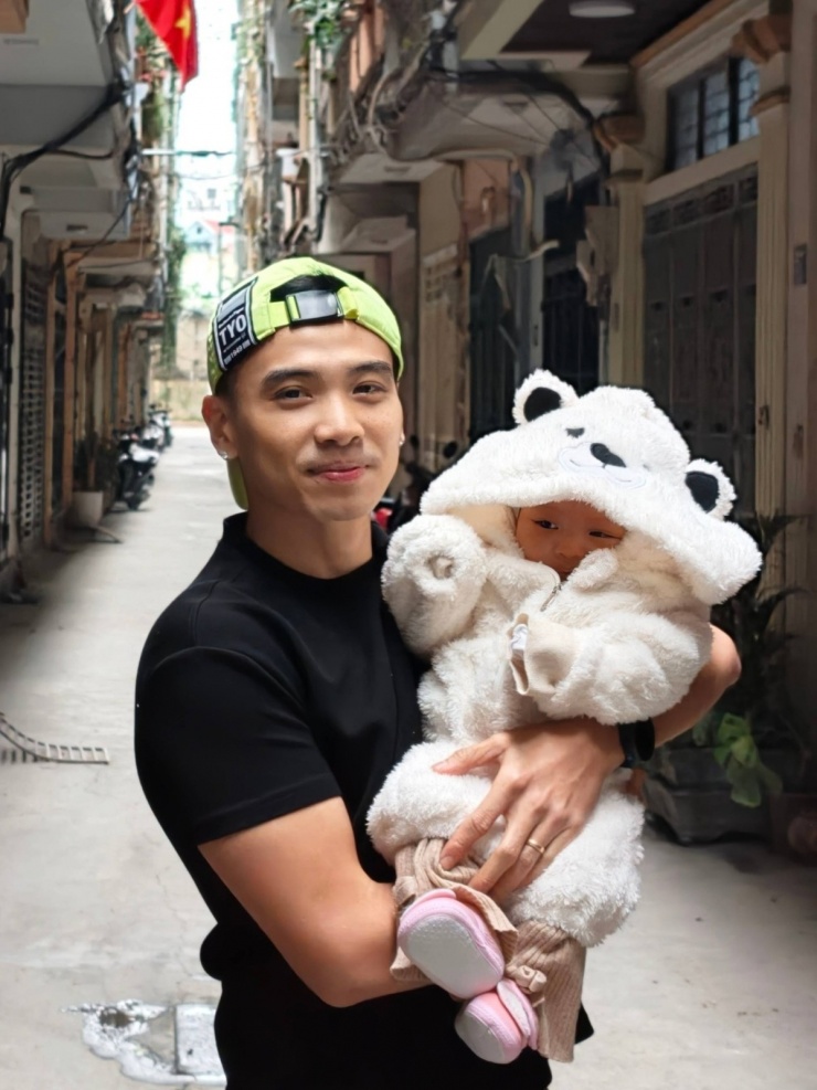 Nhiếp ảnh gia Tuấn Khôi - ông xã hoa hậu H'Hen Niê - khoe hình bế con gái: "Chấp mùa đông Hà Nội vì đã có em gấu bông siêu đáng yêu, ấm áp này".