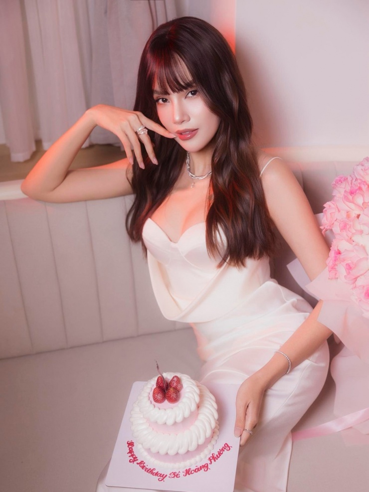 Hoa hậu Lê Hoàng Phương diện đầm sexy mừng sinh nhật tuổi 30.