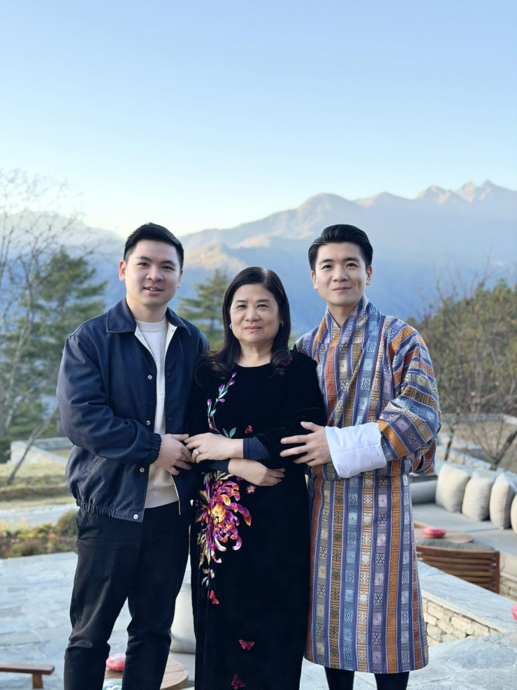 Doanh nhân Đỗ Vinh Quang (trái) - chồng hoa hậu Đỗ Mỹ Linh - ghi lại kỷ niệm bên mẹ và anh trai ở Bhutan.